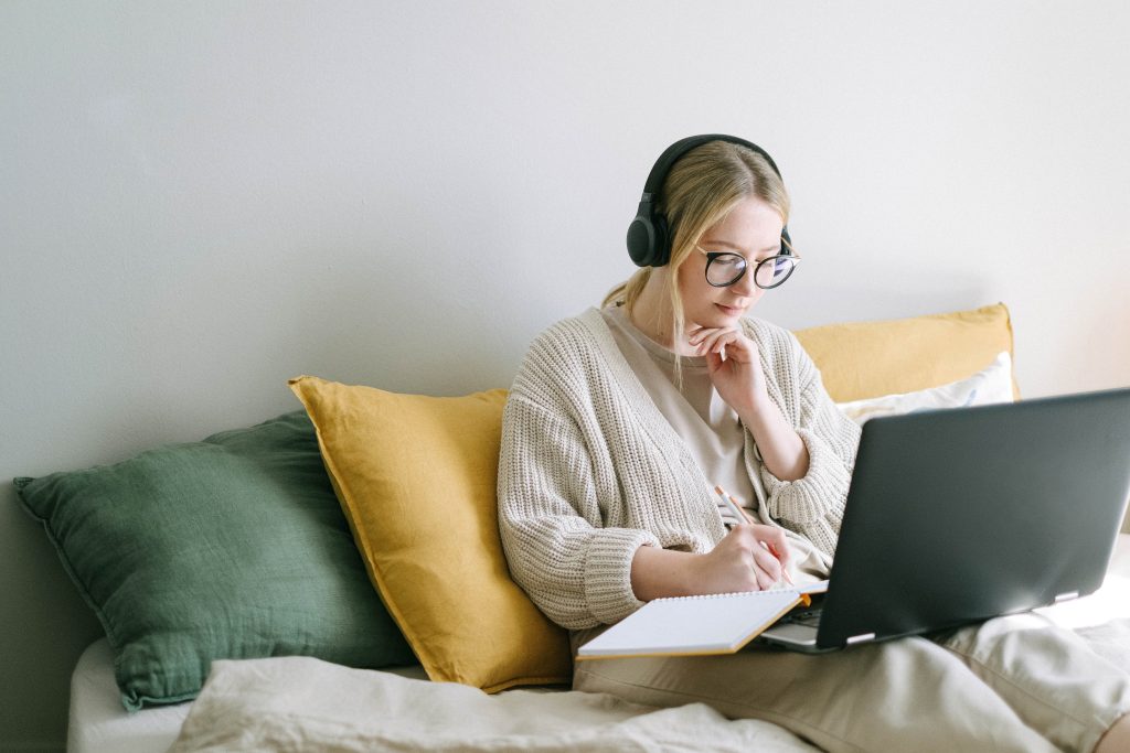 <img style="display:block; margin:auto; width: 100%; max-width: 600px; max-height: 400; object-fit: cover; margin: 25px auto;"alt="girl using a computer"alt="">